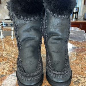 Mou Black Winter Boots with Plush Trim